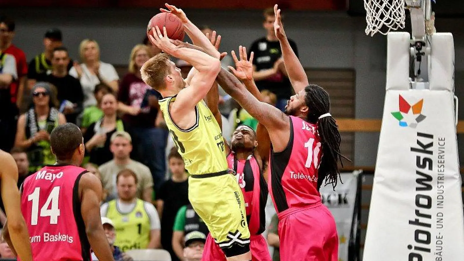 Voller Einsatz von Eric Mika. Foto: Thorsten Ochs. (Foto: inBayreuth.de)