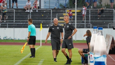 Vor der Partie gegen Spitzenreiter TSV Aubstadt am Dienstag steht das Team von Trainer Marek Mintal (rechts) jetzt schon unter einem gewissen Druck. (Foto: Archiv, Stefan Dörfler)