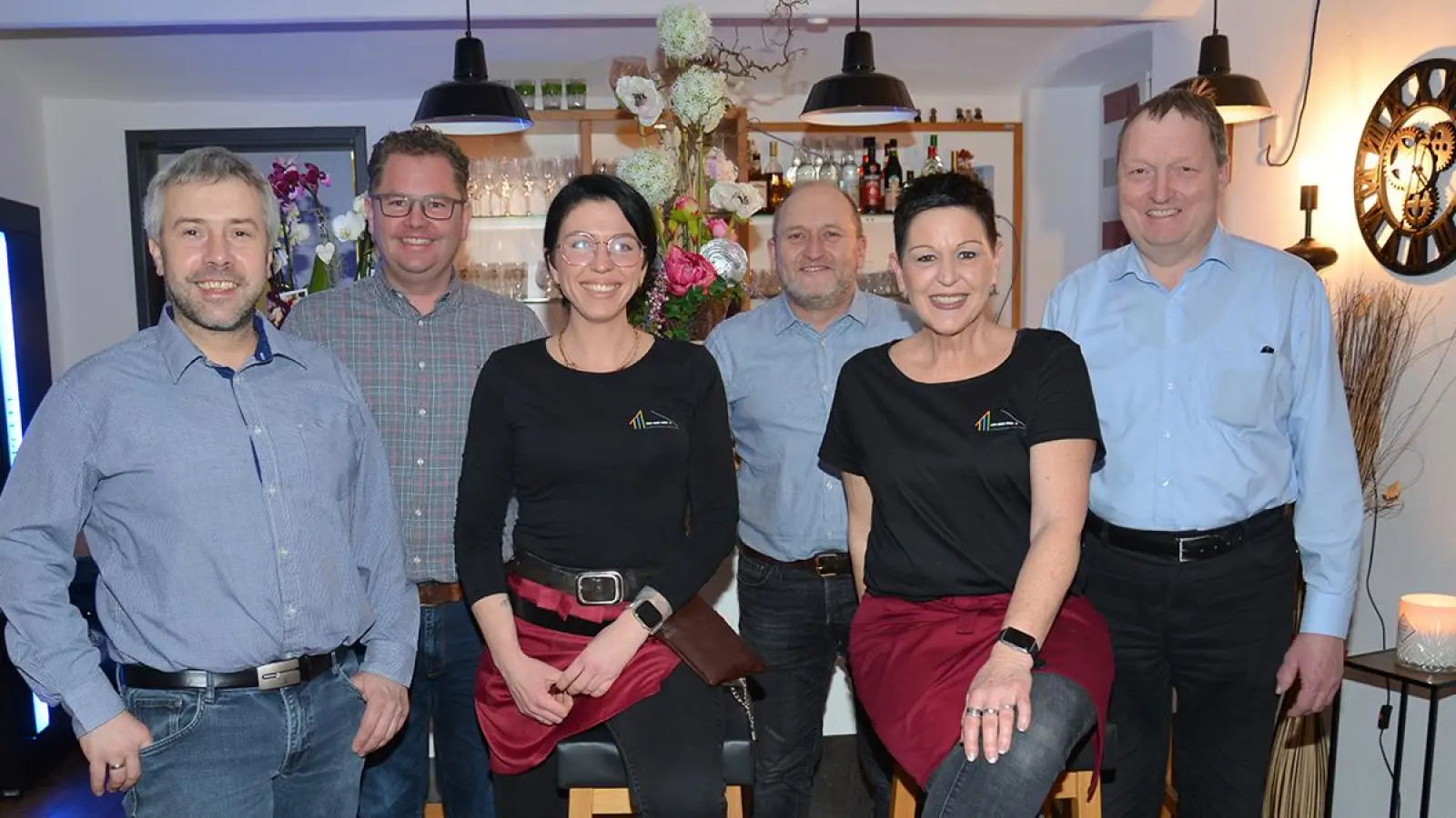 Die neuen Pächterinnen Bettina Mehl und ihre Tochter Luci Klier vor der Theke in der Kulturscheune und eingerahmt von links: Stefan Seyferth-Zapf, Sven Gössl, Horst Grzonka und Bürgermeister Karl Lappe. (Foto: Dieter Jenß)