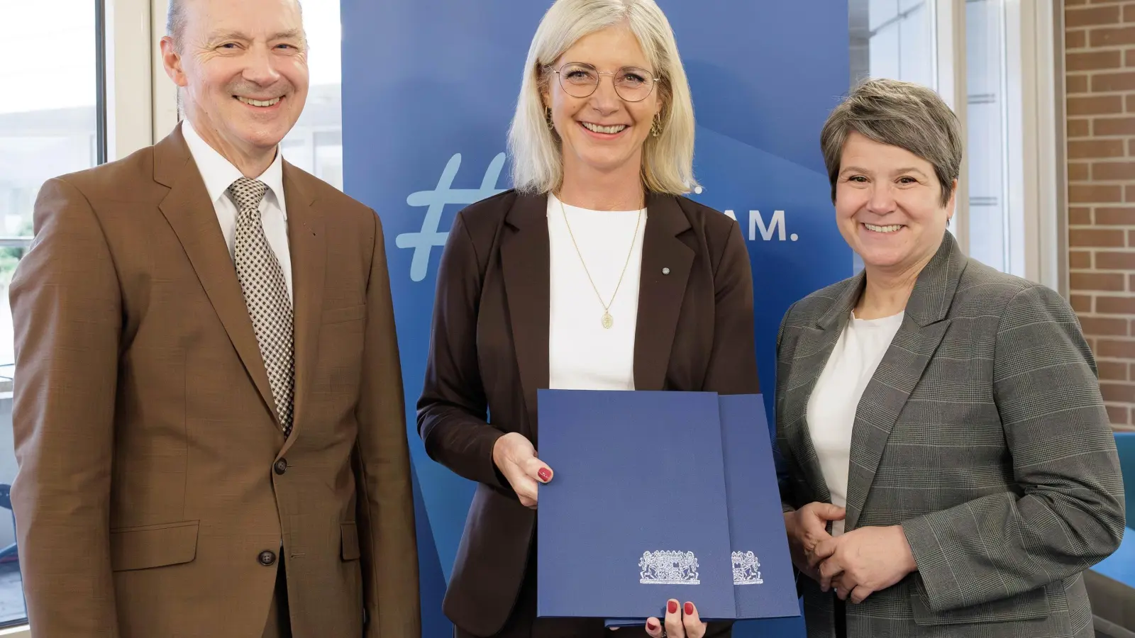 Urkundenübergabe an Frau Kerstin Wimmer und Herrn Alfons Zipfel-Zinnn, ZBFS (Foto: StMAS_Nötel)