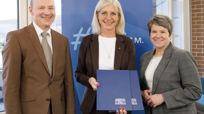 Urkundenübergabe an Frau Kerstin Wimmer und Herrn Alfons Zipfel-Zinnn, ZBFS (Foto: StMAS_Nötel)