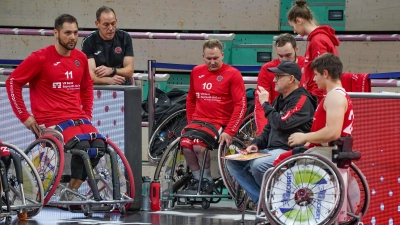 Headcoach Malik Abes (mit Mütze, hier bei einer Auszeit im Spiel des RSV gegen die Iguanas München) und der Bayreuther Rollstuhlbasketball-Bundesligist haben sich einvernehmlich getrennt. (Foto: sd)
