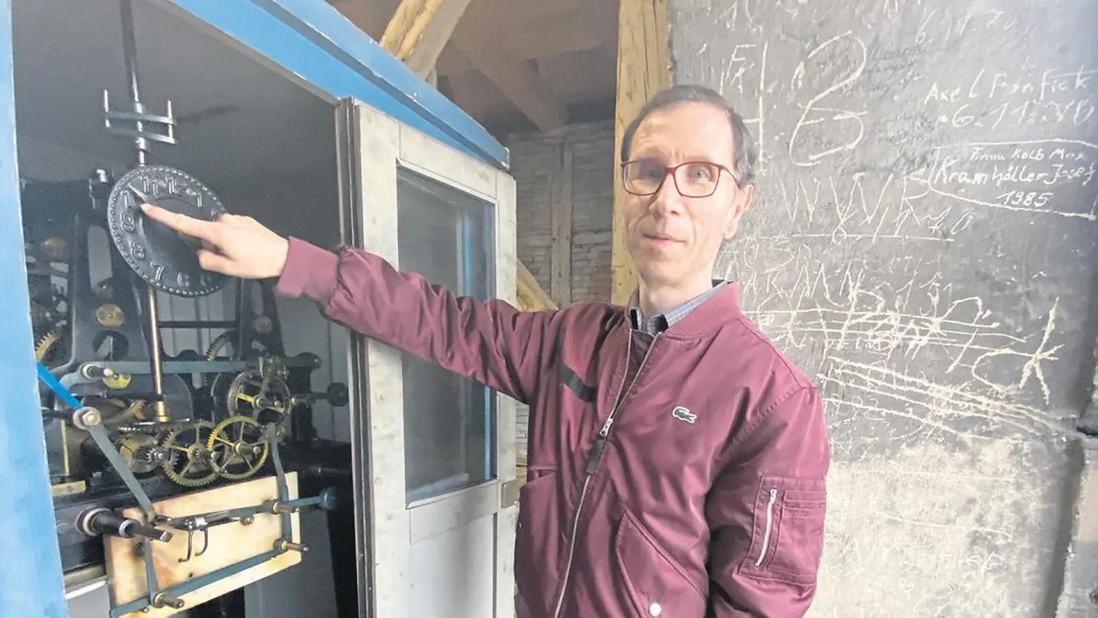 Thomas Dorn dreht bei der Spitalkirche an der Uhr. (Foto: Mohr)