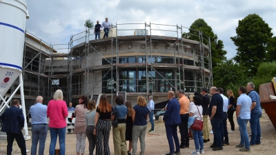 Bürgermeister Martin Dannhäußer (hinten am Rednerpult) begrüßte die Gäste zum Richtfest der Kinderkrippe Rosental . (Foto: uf)