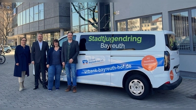 V.l.: Sabine Eichenseer, Marketing und Kommunikation VR Bank Bayreuth-Hof eG, Jürgen Dünkel, Vorstand VR Bank Bayreuth-Hof eG, Nancy Kamprad, Vorsitzende Stadtjugendrings Bayreuth, und Stefan Greißinger, Geschäftsführer Stadtjugendring Bayreuth. (Foto: red )