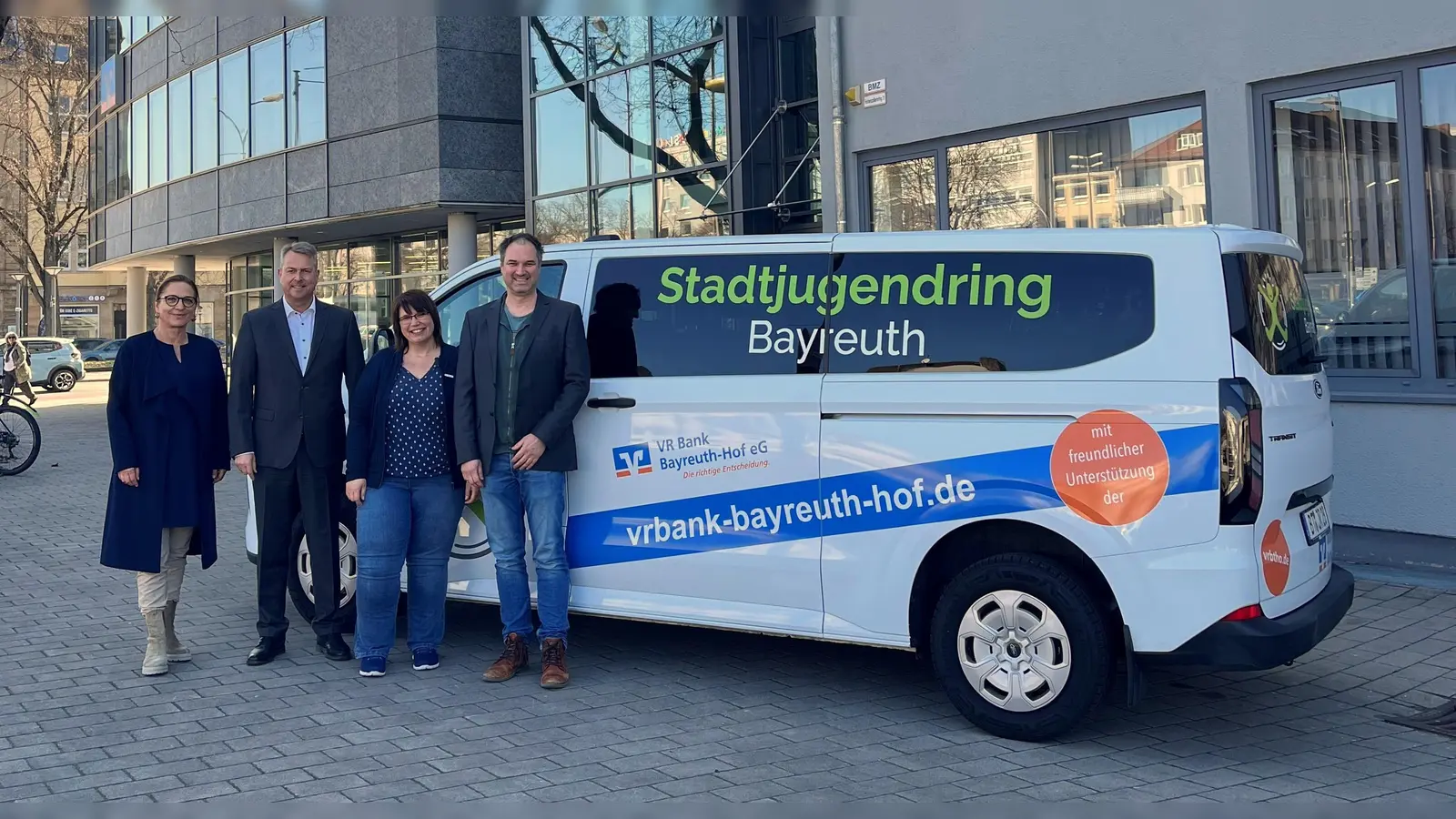 V.l.: Sabine Eichenseer, Marketing und Kommunikation VR Bank Bayreuth-Hof eG, Jürgen Dünkel, Vorstand VR Bank Bayreuth-Hof eG, Nancy Kamprad, Vorsitzende Stadtjugendrings Bayreuth, und Stefan Greißinger, Geschäftsführer Stadtjugendring Bayreuth. (Foto: red )