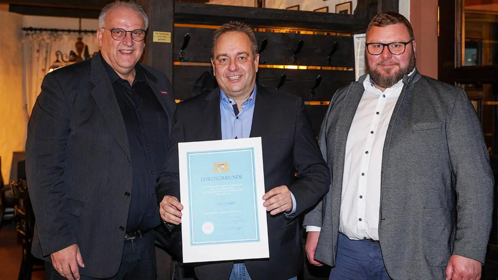 HWK-Hauptgeschäftsführer Reinhard Bauer (links) und Bayreuths Kreishandwerksmeister Michael Hopf (rechts) umrahmen den ausgezeichneten Ausbilder, Thomas Sailer. (Foto: red)