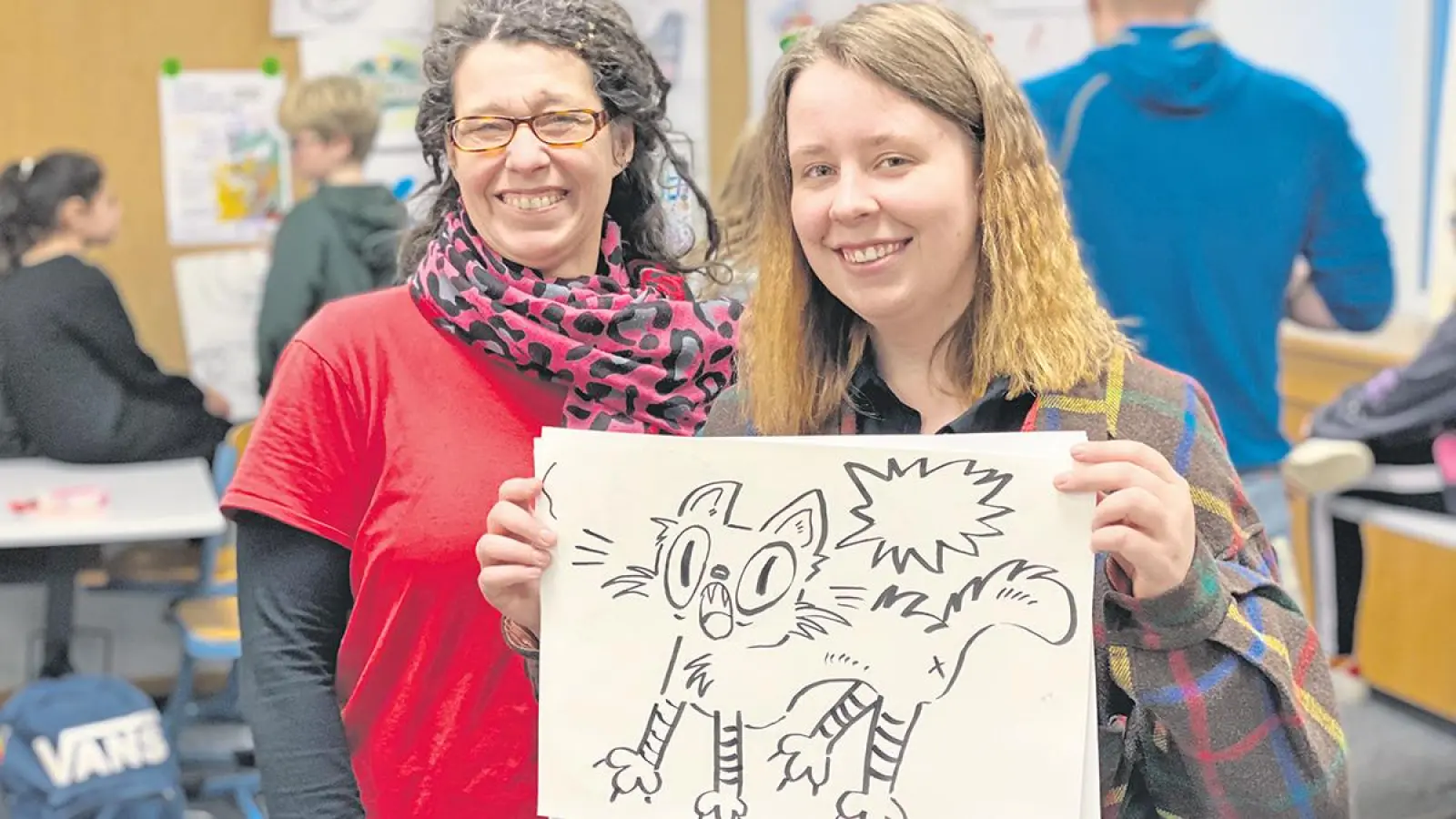 Ein Workshop zum künstlerischen Austoben: Sabine Gollner (li.) und Sarah Pfaffenberger präsentieren ein Werk. (Foto: Lenkeit)