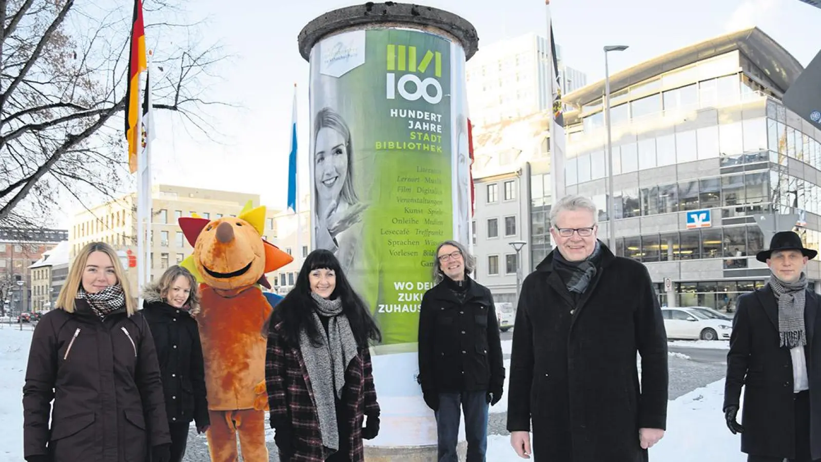 v.l.: Bianka Hoffmann, stellvertretende Leitung Stadtbibliothek, Anne Ulmer, Leitung Kinder- und Jugendbibliothek, Kibby, das Maskottchen, Monika Pellkofer, Leitung Öffentlichkeitsarbeit Stadtbibliothek, Jörg Weinreich, Leitung Stadtbibliothek, OB Thomas Ebersberger und Benedikt Stegmayer, Kulturreferent der Stadt Bayreuth. Für das Foto wurden die Masken kurz abgesetzt. (Foto: Jessica Mohr)