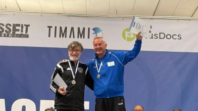 Jürgen Wunderlich vom 1. AC Bayreuth (rechts) sicherte sich den Sieg in seiner Klasse vor Karl-Heinz Schwenkert (KSV Kitzingen, links).und zeigte zudem eine der stärksten Leistungen der gesamten Titelkämpfe. (Foto: 1. AC Bayreuth/Akraman Bakhaev)