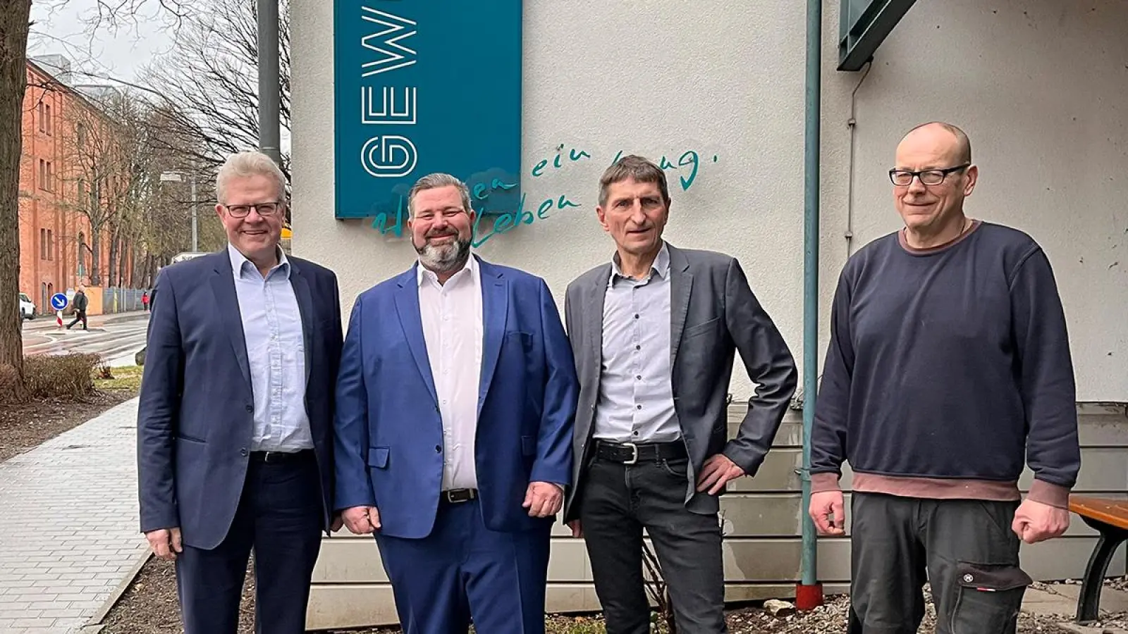 Von links: Oberbürgermeister Thomas Ebersberger, die GEWOG-Geschäftsführer Jürgen Kastner und Uwe Prokscha und Betriebsratsvorsitzender Uwe Zenkel. (Foto: red)