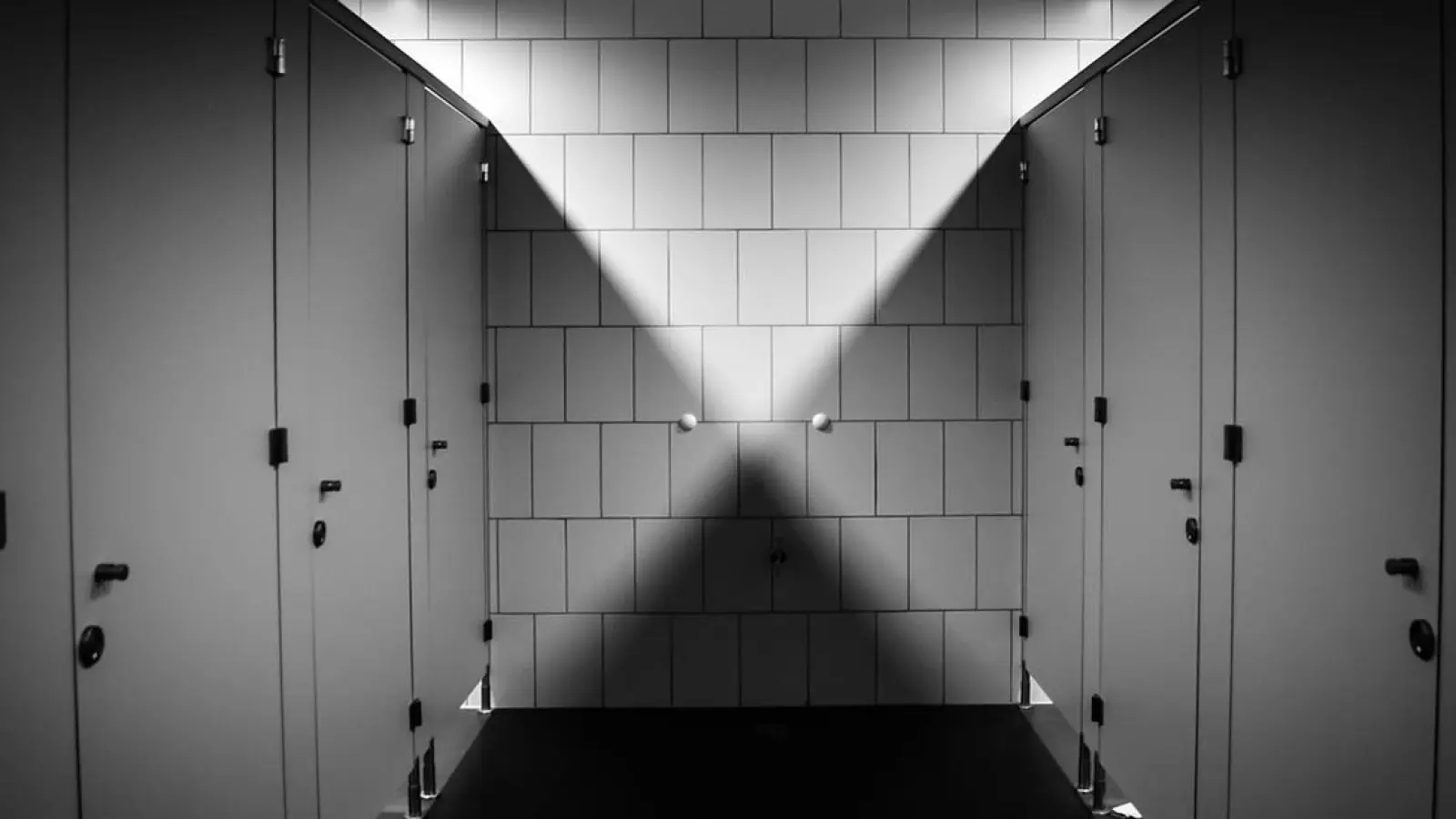 Bayern: Lehrer filmt Kollegin auf Toilette und besitzt kinderpornografische Bilder - Anklage erhoben (Foto: Symbolbild: pixabay/jarmoluk)