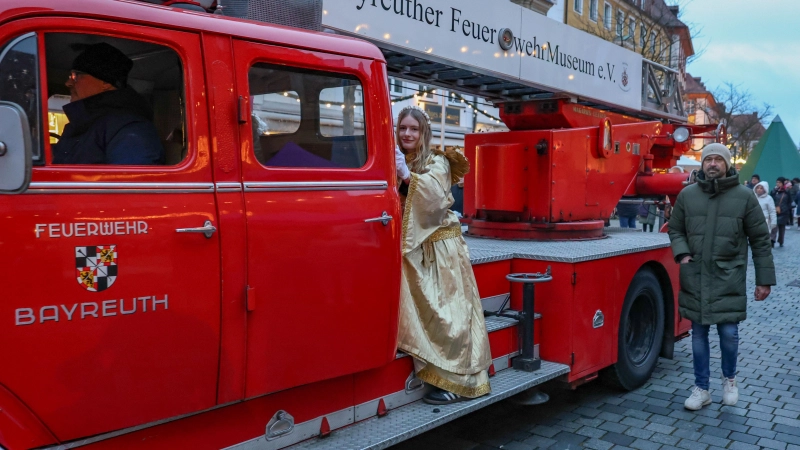 Nikolaus und Christkind besuchten den Bayreuther Christkindlesmarkt.  (Foto: sd)