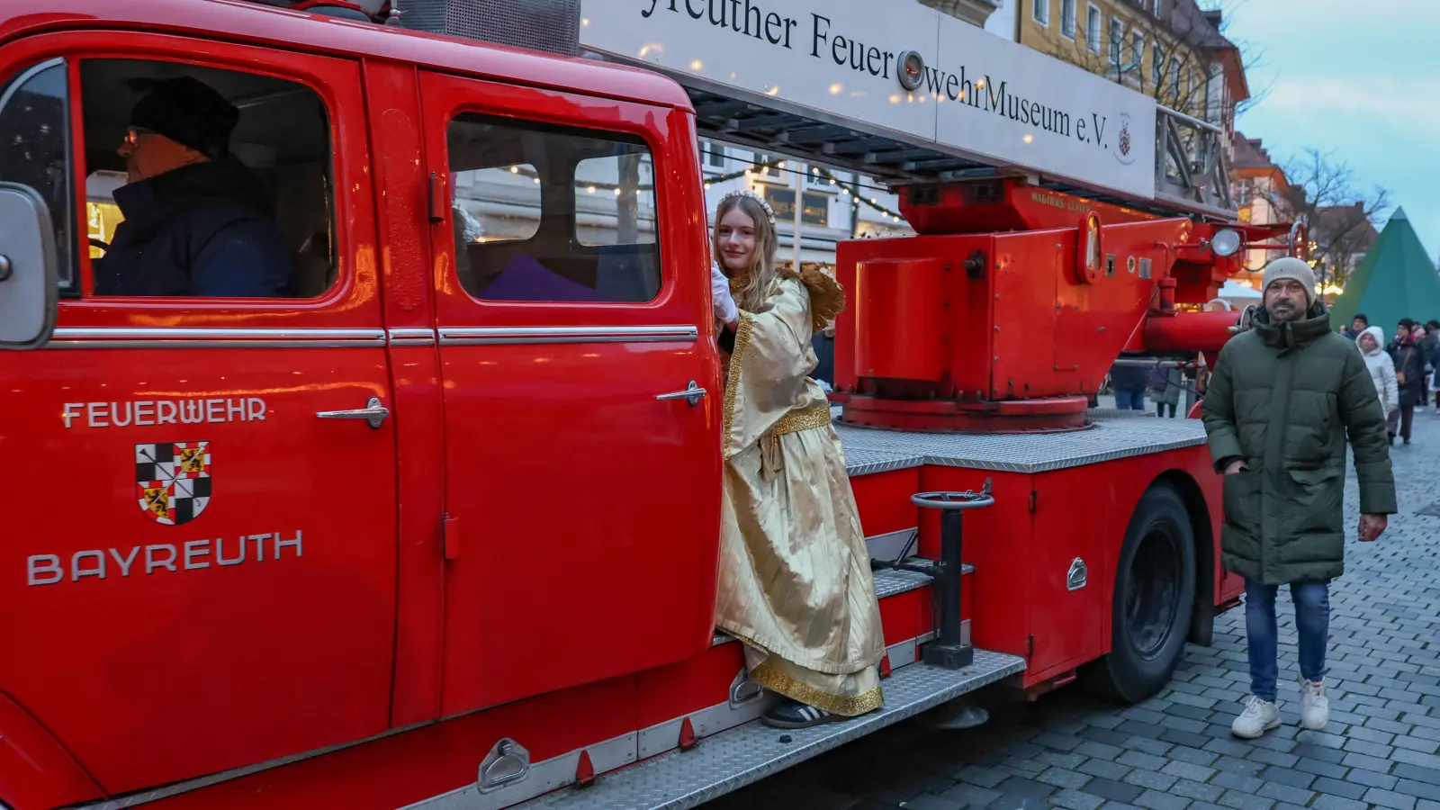 Nikolaus und Christkind besuchten den Bayreuther Christkindlesmarkt.  (Foto: sd)