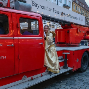 Nikolaus und Christkind besuchten den Bayreuther Christkindlesmarkt.  (Foto: sd)