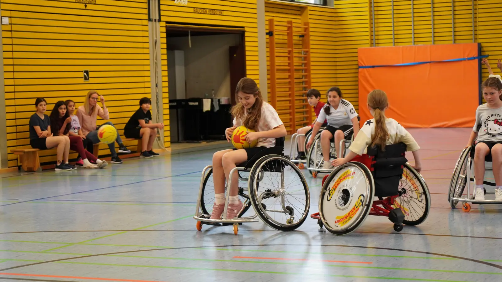 Ganz neue Perspektiven, was Sport im Rollstuhl bedeutet, bekamen die Grundschüler der vierten Klassen der Luitpoldschule. (Foto: RSV Bayreuth)