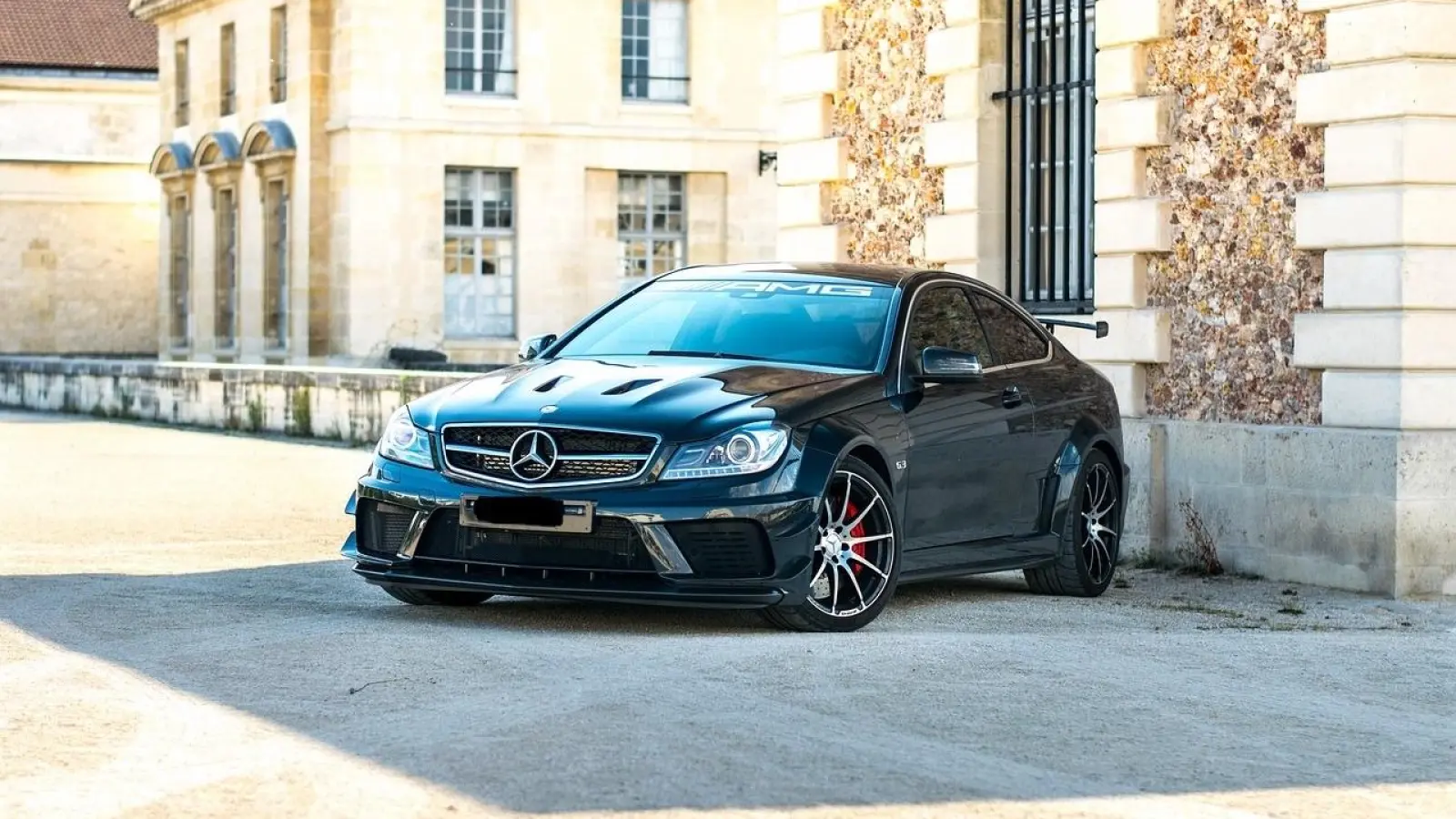 Abbildung ähnlich. Der gestohlene Mercedes ist blau, mit den amtlichen Kennzeichen  „KC-KK 717“ (Foto: Symbolbild)