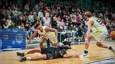Gegen den BBC Bayreuth lagen die Bozic Estriche Kirchheim Knights in der Hauptrunde der ProA bei zwei Niederlagen sprichwörtlich noch am Boden (Bild), jetzt stehen die „Ritter” aber im Finale der ProA und hätten eigentlich das sportliche Aufstiegsrecht in die BBL.  (Foto: Thorsten Ochs)
