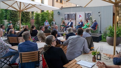 Beim Sommerempfang der Rainer Markgraf Stiftung stellten sich verschiedene Stiftungen vor. (Foto: sd)
