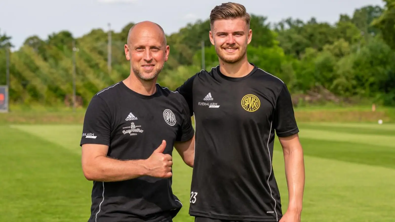 Coach Timo Rost (li.) freut sich über Neuzugang Daniel Steininger. (Foto: SpVgg Bayreuth / Peter Glaser)