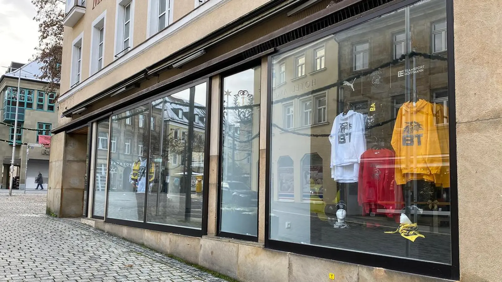 Fanshop im Erdgeschoss, Geschäftsstelle im ersten Stock: Das neue Domizil der Bayreuth Tigers in der Opernstraße. (Foto: Lenkeit)