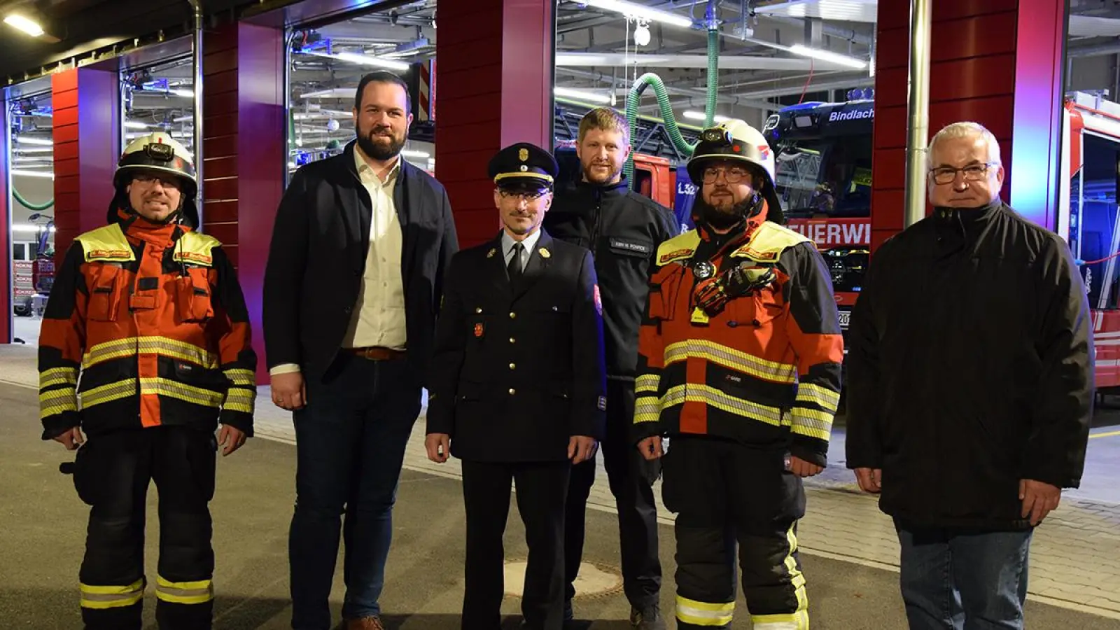 Ende Januar ist die Bindlacher Feuerwehr bereits in das neue Feuerwehrgerätehaus eingezogen - nun wird das am kommenden Wochenende mit einem dreitägigen Festakt auch ganz offiziell gefeiert. V.l.: 2. Kommandant Andreas Weingut, Bürgermeister Christian Brunner, Kreisbrandinspektor Jürgen Wunderlich, Kreisbrandmeister Mario Ponfick, 1. Kommandant Marco Neugebauer und Kreisbrandrat Hermann Schreck.  (Foto: Archivbild )