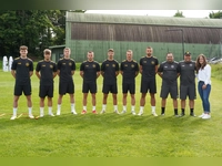 Die Neuzugänge der SpVgg Bayreuth (von links): Leon Bucher, Tino Lennerth, Ben Fischer, Luis Klein, Lukas Quirin, Thomas Winklbauer und Alexander Seidel sowie das Trainerteam und Geschäftsführerin Dr. Nicole Kalemba. (Foto: sd)