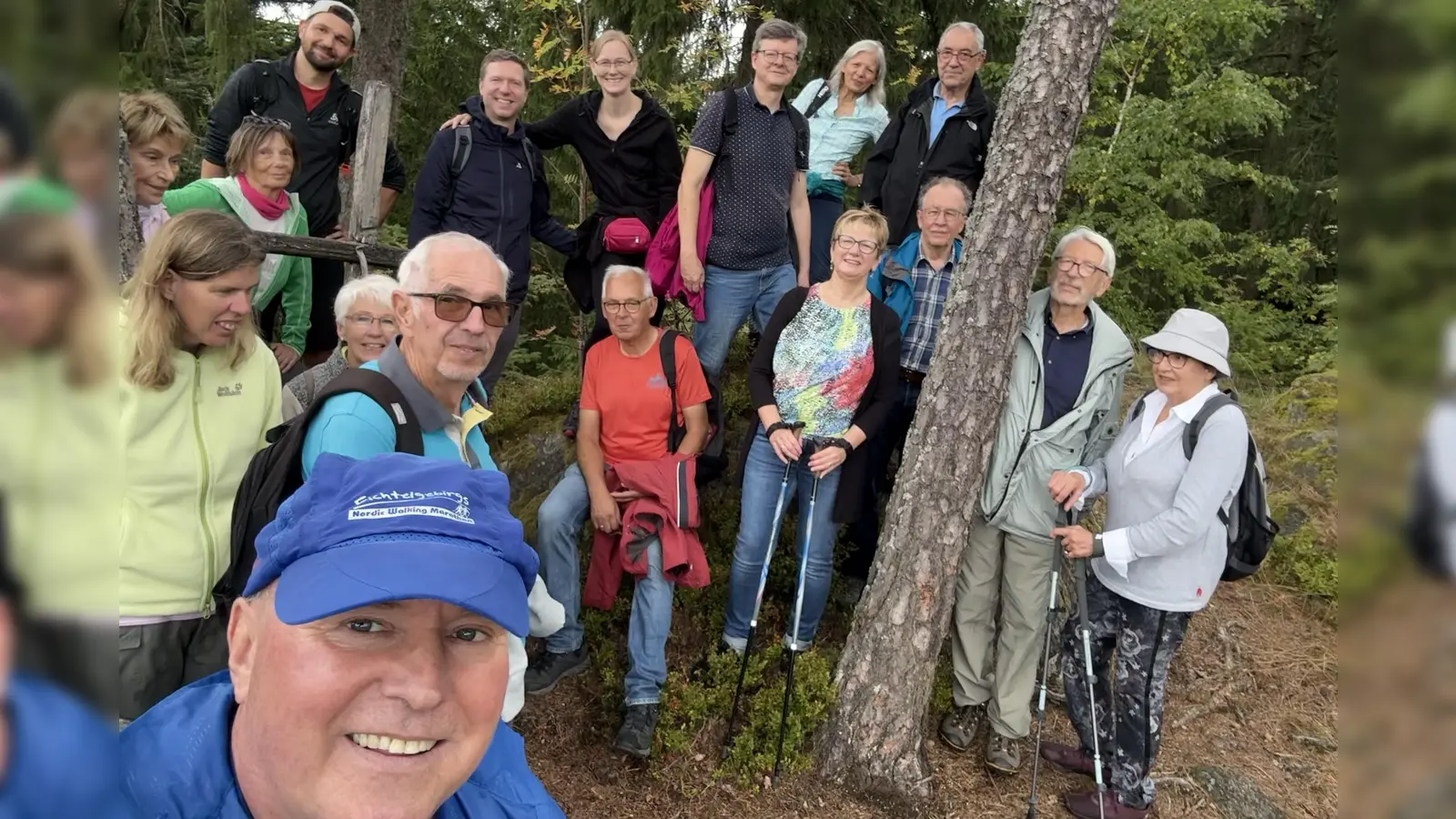 Die Teilnehmer der diesjährigen Humboldt-Wanderung mit Landrat Florian Wiedemann und seiner Frau Sandra auf dem Gipfel des „Fürstenstein“ auf dem Goldberg (Foto: Alexander von Humboldt-Kulturforum Franken e. V.)