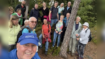 Die Teilnehmer der diesjährigen Humboldt-Wanderung mit Landrat Florian Wiedemann und seiner Frau Sandra auf dem Gipfel des „Fürstenstein“ auf dem Goldberg (Foto: Alexander von Humboldt-Kulturforum Franken e. V.)