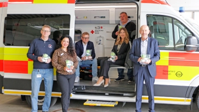 AOK Bayreuth-Kulmbach übergibt Jolinchen-Maskottchen an den BRK-Rettungsdienst Bayreuth, als Trostspender für Kinder bei Rettungseinsätzen. (Foto: Tobias Schif / BRK Bayreuth)