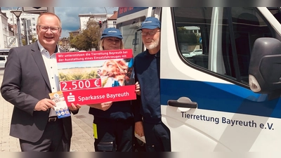 Wolfram Münch, Vorstandsvorsitzender der Sparkasse Bayreuth, Patricia Fuß-Beschta, Vizepräsidentin Tierrettung Bayreuth e.V., Gerhard Schoberth, Präsident Tierrettung Bayreuth e.V.  (Foto: red )