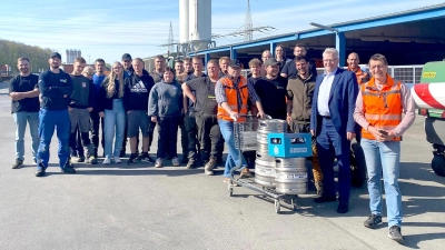 Täter und „Opfer“ Seite an Seite: Der Maibaum ist zurück – und das Lösegeld eingelöst. (Foto: red)