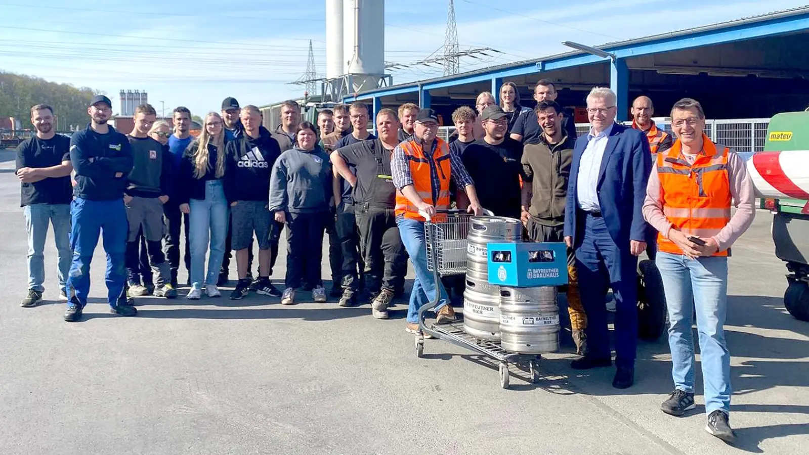 Täter und „Opfer“ Seite an Seite: Der Maibaum ist zurück – und das Lösegeld übergeben. (Foto: red)