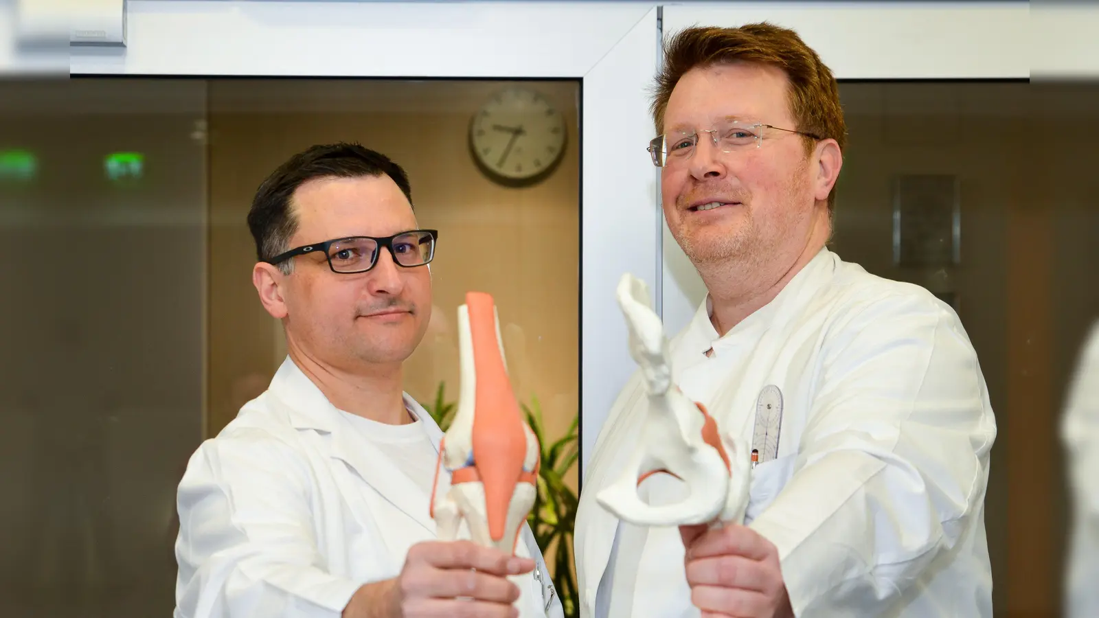 Experten für Knie- und Hüftendoprothetik: Die Sprechstunde von Dr. Mark Schmolze und Christian M. Benker (von links) findet künftig im MVZ MedCenter statt.  (Foto: red )