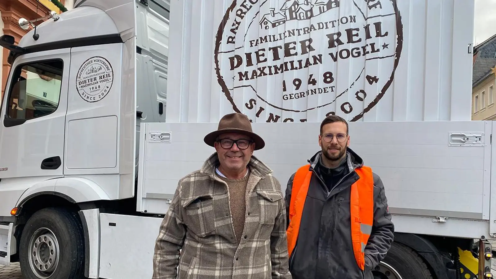 V.l.: Dieter Reil, Begründer des Bayreuther Winterdorfes, und Max Vogel, heutiger Geschäftsführer. (Foto: Jessica Mohr)