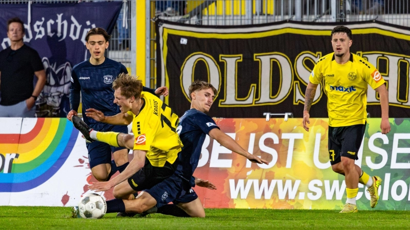 Am Freitag Abend kämpfte die SpVgg Unterhaching (dunkle Trikots) in Bayreuth noch hart und erkämpfte einen äußerst glücklichen Last-Minute-Sieg. Heute wurde jetzt bekannt, dass die Hachinger wohl auf einen möglichen Drittliga-Aufstieg verzichten. (Foto: Dirk Ellmer)