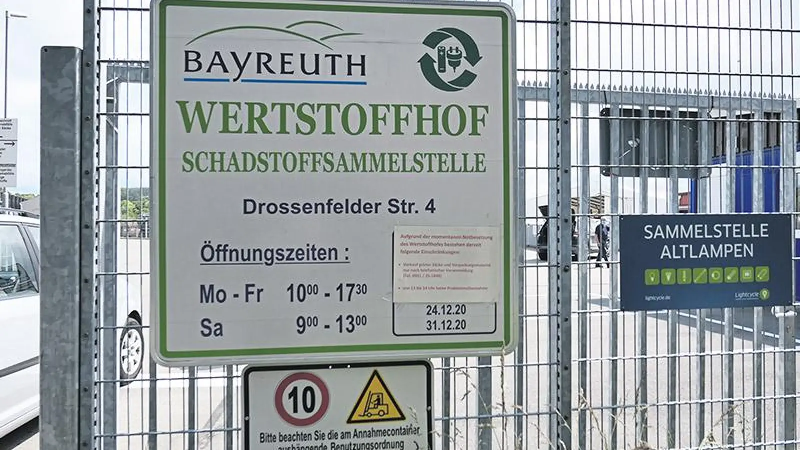 Durch die Abstandsregelungen auf dem Wertstoffhof muss man in Stoßzeiten auch mal warten. (Foto: Wolfgang Munzert)