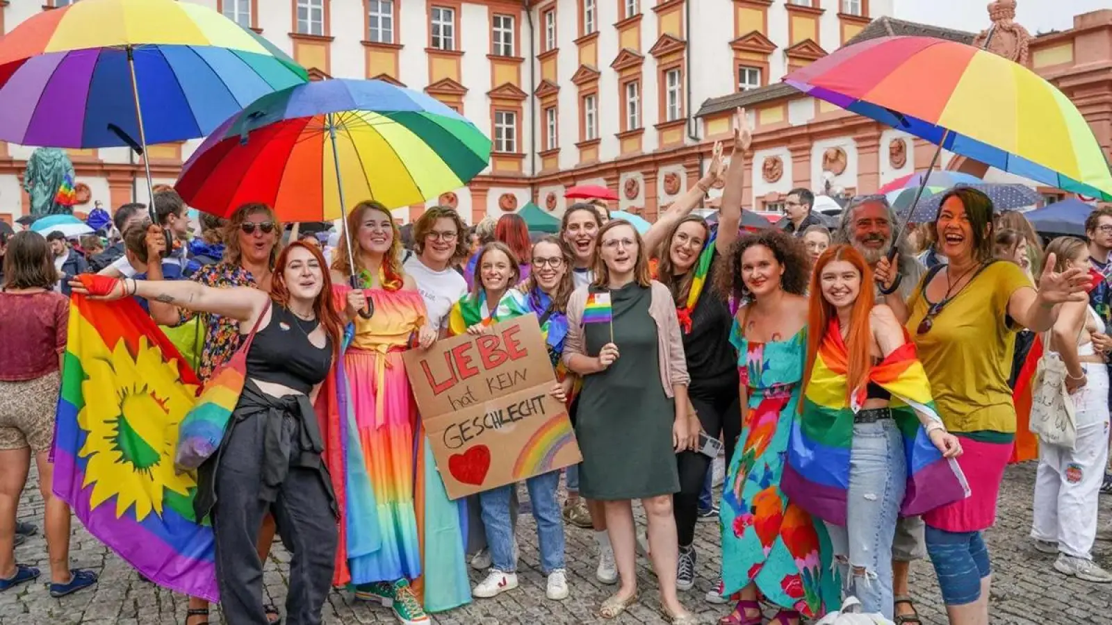 Teilnehmer des ersten Christopher Street Days in Bayreuth 2022. (Foto: Dörfler)