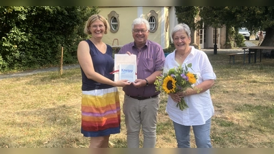 V.l. Schulleitung Sabine Heinz, Schulreferent Dr. Bernhard Haberl und 1. Vorsitzende des Kneipp-Vereines Bad Berneck Johanna Enache-Wigger.  (Foto: jm)