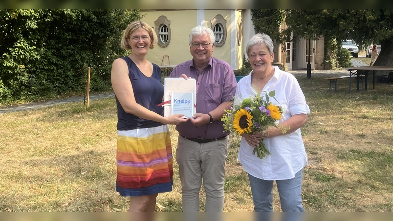 V.l. Schulleitung Sabine Heinz, Schulreferent Dr. Bernhard Haberl und 1. Vorsitzende des Kneipp-Vereines Bad Berneck Johanna Enache-Wigger.  (Foto: jm)