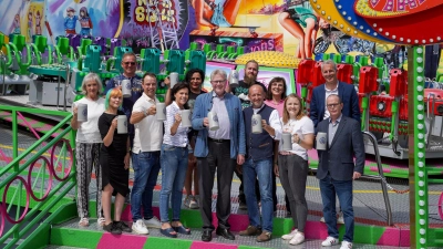 V.l. Karin Hoffmann, Tessa Towarnicky, Werner Widmann, Sven und Gudrun Sommerer, Magdalena Lucka, Oberbürgermeister Thomas Ebersberger, Kevin Towarnicky, Michael, Brigitte und Maria Korn, Dr. Manuel Becher und Jan Kempgens.  (Foto: sd)