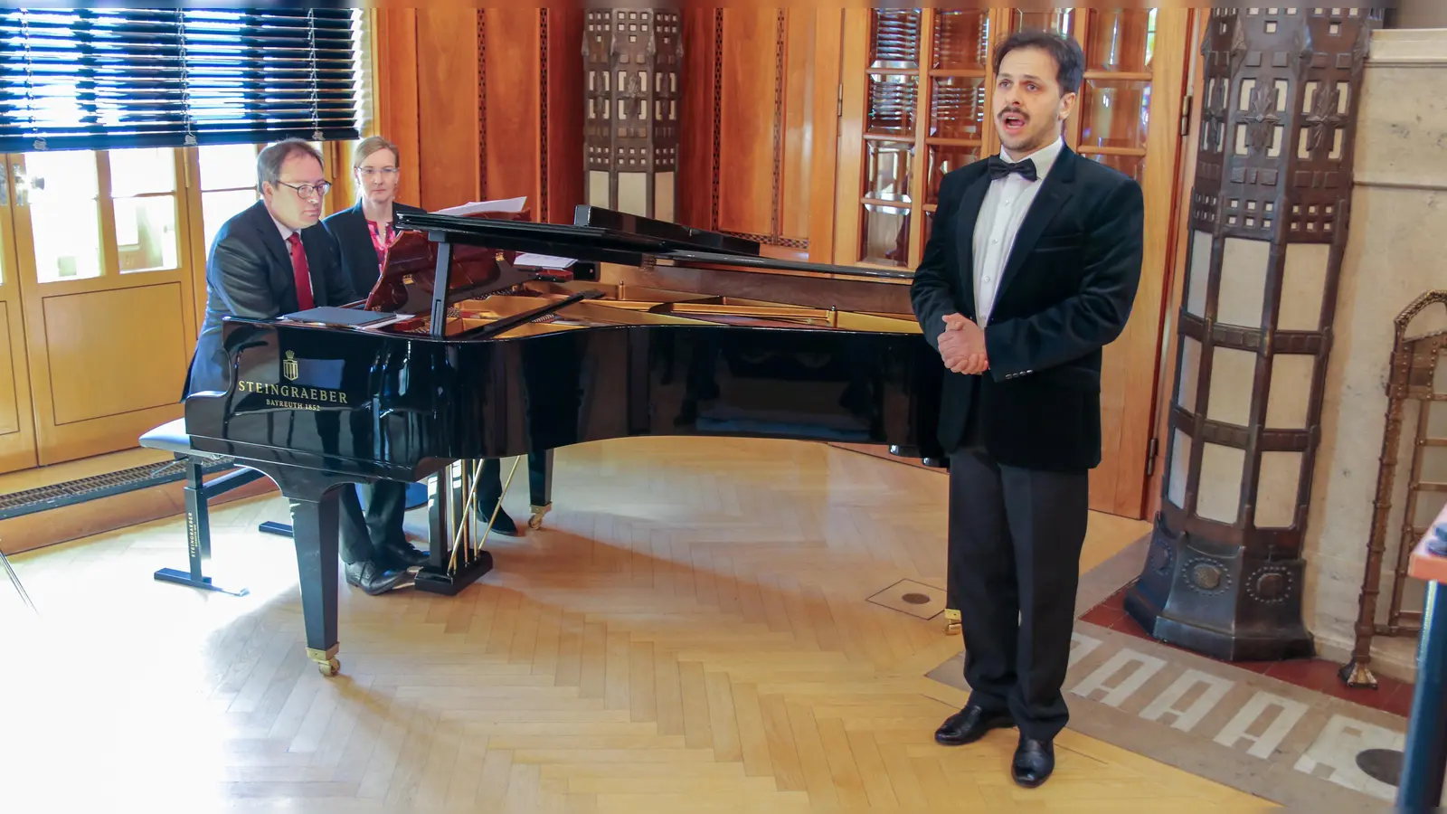 Regierungspräsident von Oberfranken Florian Luderschmid begleitet den Bassist Roman-Ruslan Soltys am Flügel. (Foto: Kristina Will, Regierung von Oberfranken)