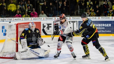 Goalie Conner McLeod (links) gab gegen die ECDC Memmingen Indians ein starkes Debut bei den onesto Tigers Bayreuth. (Foto: Dirk Ellmer)