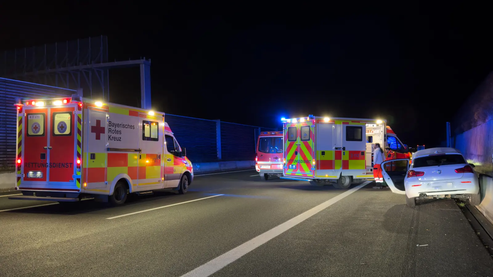 Unfall auf der A9 bei Bayreuth: Vier Fahrzeuge waren am Montag (6. November 2023) beteiligt. (Foto: BRK-Kreisverband Bayreuth)