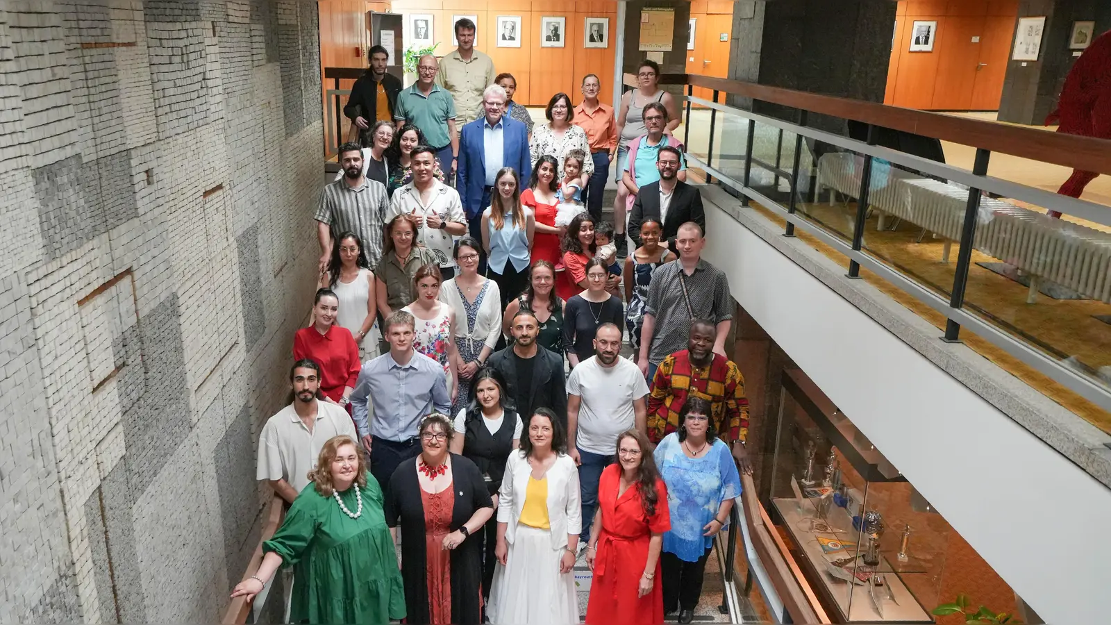 Oberbürgermeister Thomas Ebersberger überreichte in einer Feierstunde Zertifikate an 15 neue Kulturdolmetscherinnen und -dolmetscher. (Foto: Stadt Bayreuth)