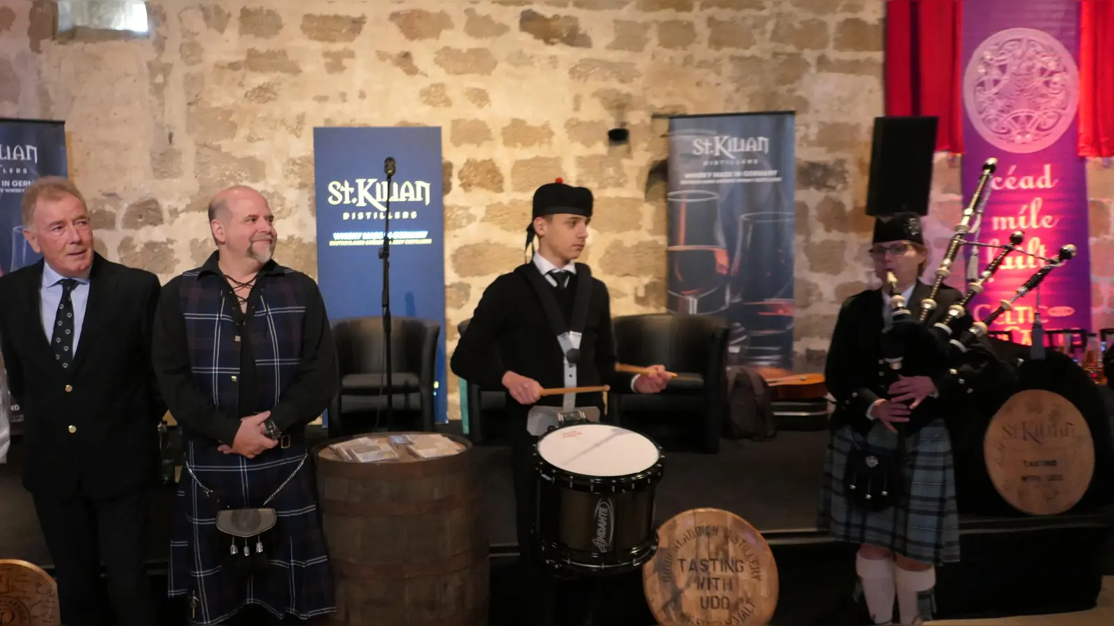 Volles Haus beim Whisky-Tasting in Thurnau. Matthias Hartl (2.v.l.). (Foto: Wolfgang Munzert )