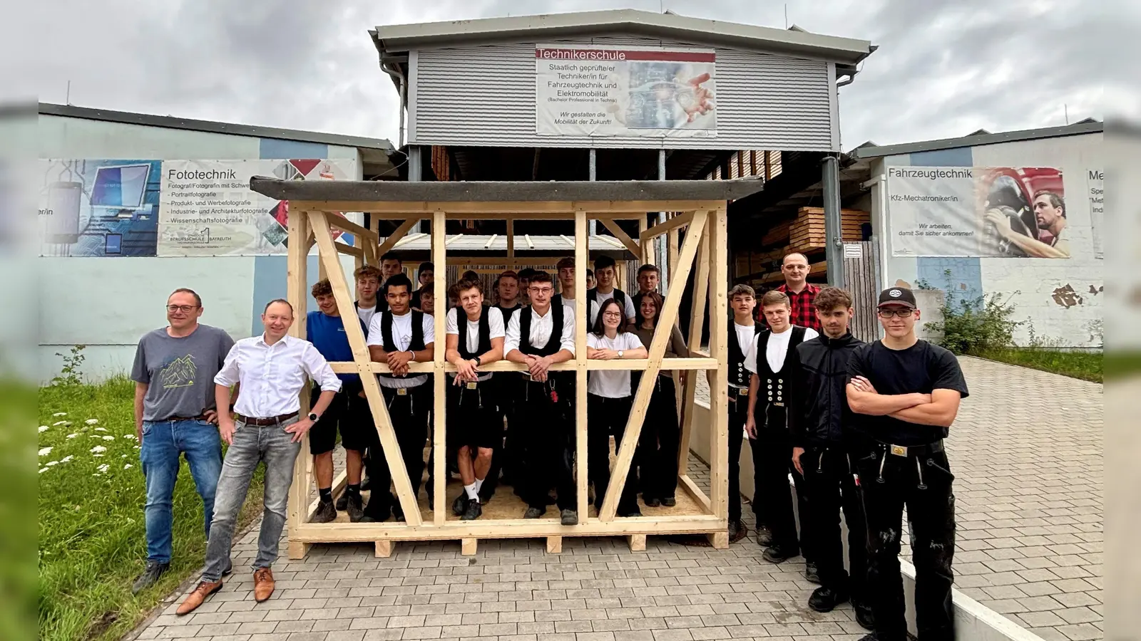 Schülerinnen und Schüler des Berufsgrundschuljahrs Zimmerer BZI10 der Staatlichen Berufsschule I Bayreuth stellten im Rahmen ihres BGJ-Projekts zwei Holzhütten für den Bayreuther Christkindlesmarkt her. (Foto: Stadt Bayreuth )