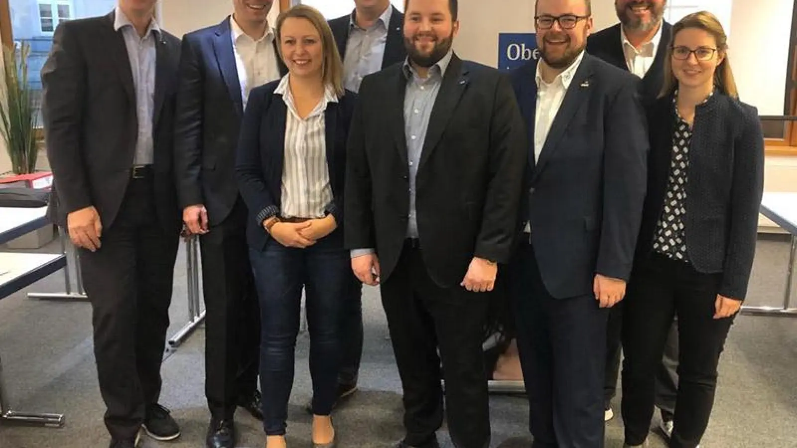 Peter Belina(IHK), Andreas Herlitz(Past-Präsident), Melanie Kaul(Vize-Präsidentin), Stefan Weißflach(Kassier), Daniel Parzen(Präsident), Sebastian Döberl(Bundespräsident Wirtschaftsjunioren Deutschland), Dominik Weiß(WJ Bayern Ressortleiter), Susanne Göller(Kreisgeschäftsführerin WJ Bayreuth) (v.l.n.r.) (Foto: red)