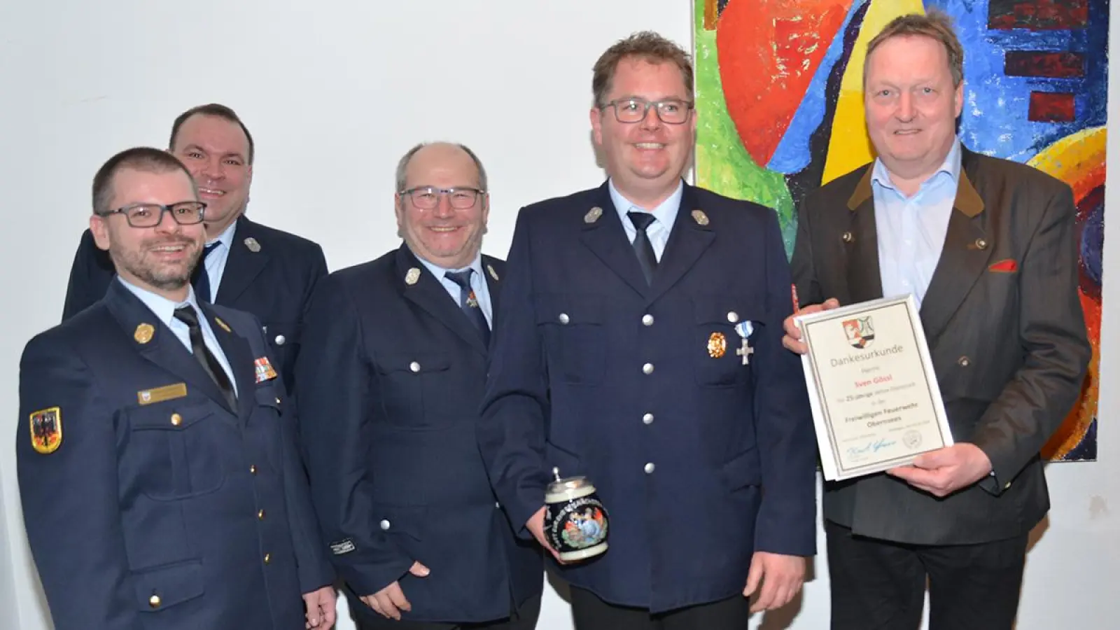 Mit dem Ehrenzeichen des Freistaates in Silber und Ehrenurkunde wurden für 25jährige aktive Dienstzeit Gemeinderat und Feuerwehrbeauftragter Sven Gössl durch Bürgermeister Karl Lappe und Kreisbrandinspektor Sven Kaniewski ausgezeichnet. Weiter im Bild Vorsitzender Andreas Töpfer und Kommandant Horst Weber. (Foto: Dieter Jenß)