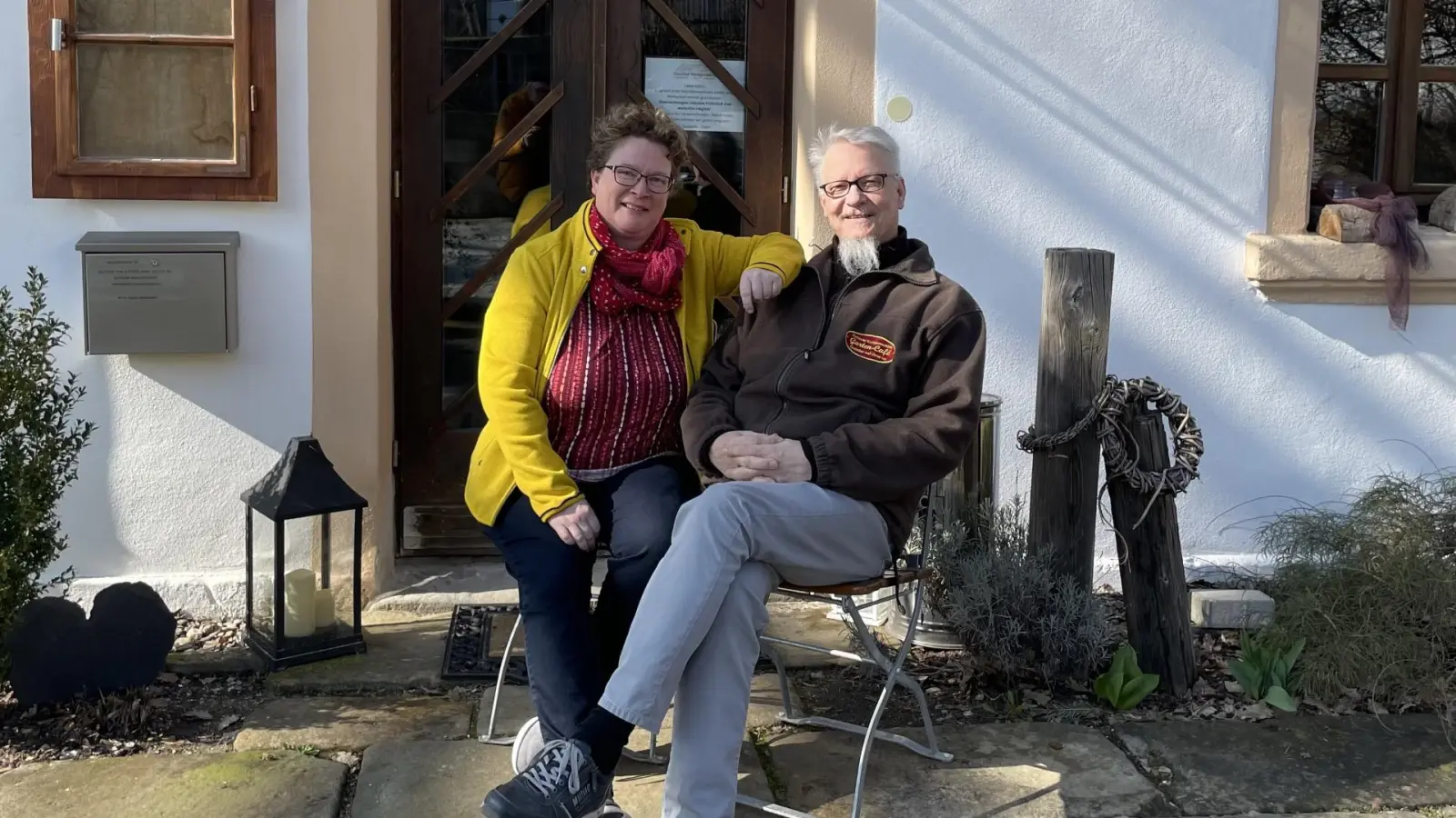  Zwei noch entspannte “Heimatmacher” vor dem alten Rittergut in Mengersdorf: Marion Deinlein und ihr Lebensgefährte Wolfgang Bornschlegel (Foto: Horst Mayer)